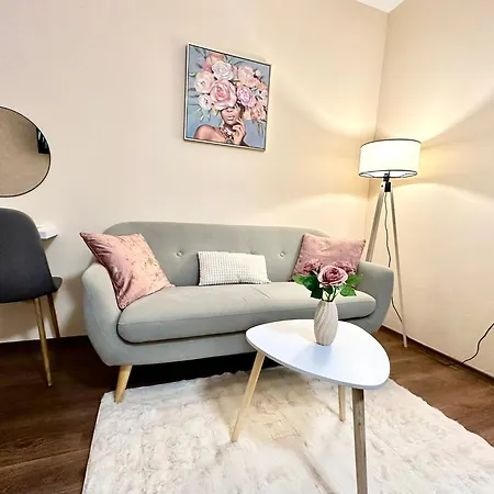 Ikigai Living - Cozy In Studentski Grad Lägenhet